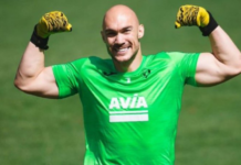 Bramkarz Sevilli Marko Dmitrovic zaatakowany przez kibica PSV podczas meczu Ligi Europy