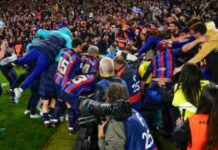 Napastnik Chelsea świętuje z piłkarzami Barcelony zwycięstwo nad Realem Madryt