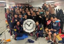 Gwiazdy Arsenalu pozują z wielkim zegarem w szatni po zwycięstwie 3:0 nad Fulham