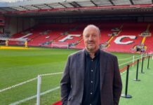 Rafael Benitez od ponad tygodnia negocjuje powrót do Premier League