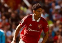 Legenda Manchesteru United twierdzi, że Erik ten Hag nie może polegać na Raphaelu Varane