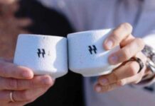 Kontrowersyjne logo marki kawy Marcosa Llorente, przypominające nazistowskie SS