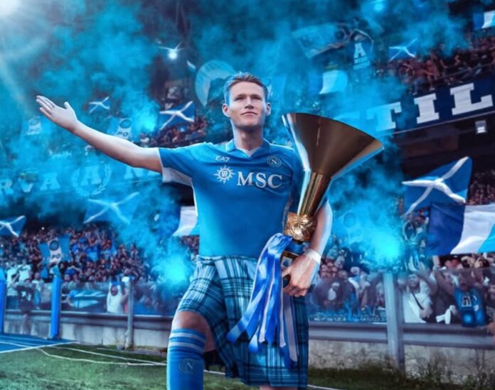 Scott-McTominay-i-kilt-med-pokal.jpg