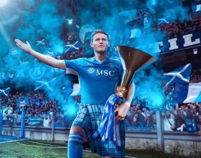 Scott-McTominay-i-kilt-med-pokal.webp