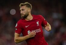 Nat Phillips z Liverpoolu w końcu podpisał kontrakt z klubem, w którym nie musi pakować walizek po zakończeniu sezonu