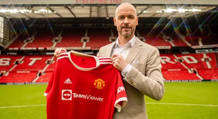 Erik-ten-Hag-holder-opp-en-Manchester-United-drakt.jpg