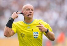 Szymon Marciniak na boisku z drużyną Realu Madryt