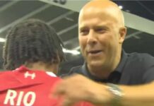 Wiadomość Arne Slota do Rio Ngumoha uchwycona przez kamerę po zwycięstwie Liverpoolu