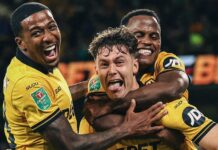 Vitor Pereira przekazuje Jørgenowi Strandowi Larsenowi aktualne informacje po porażce z Evertonem