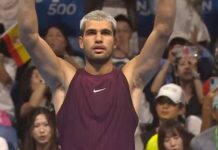 Carlos Alcaraz mimo kontuzji awansuje do drugiej rundy w Tokio