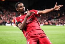 Isak strzela debiutanckiego gola dla Liverpoolu
