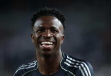 Vinícius reaguje na nieprzyznany rzut karny przeciwko Alavés