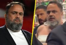 Evangelos Marinakis widziany z podartą koszulą po „starciu na trybunach”
