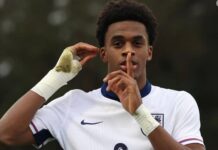 Młody angielski napastnik gotowy do gry w Manchesterze United – czerpie z „arcywroga”